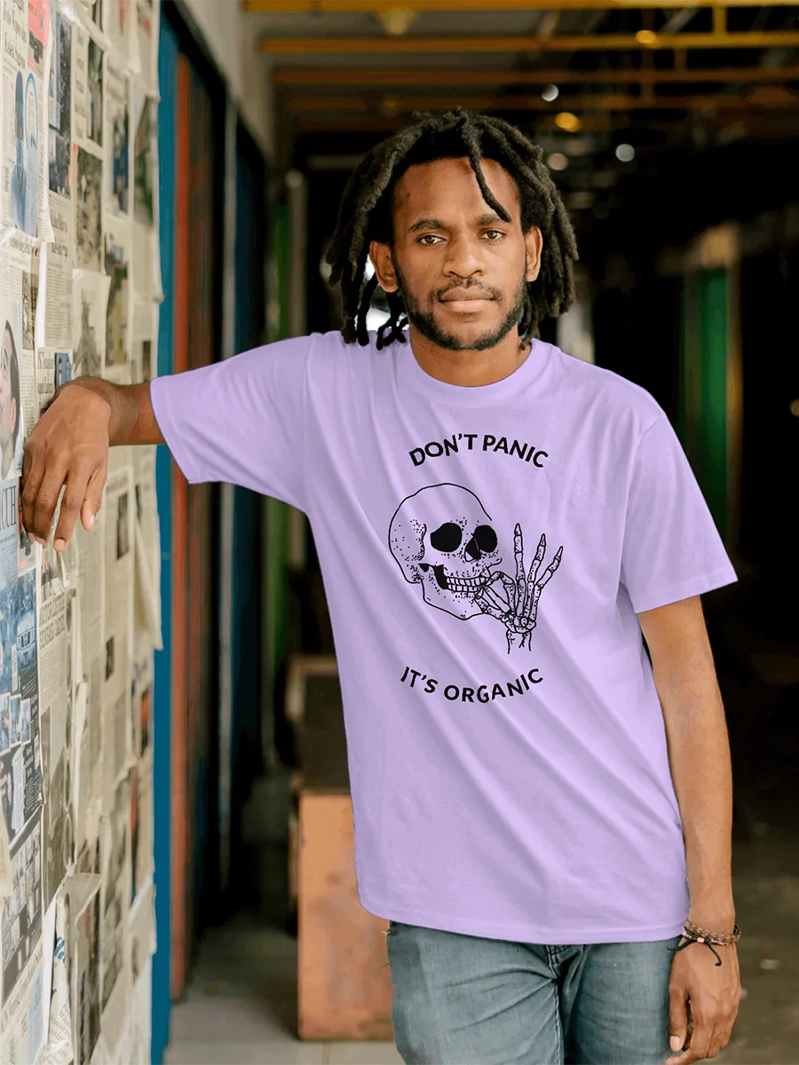 Don't Panic It's Organic T-Shirt, lavender, regular fit, slogan graphic on model – NOOBDE