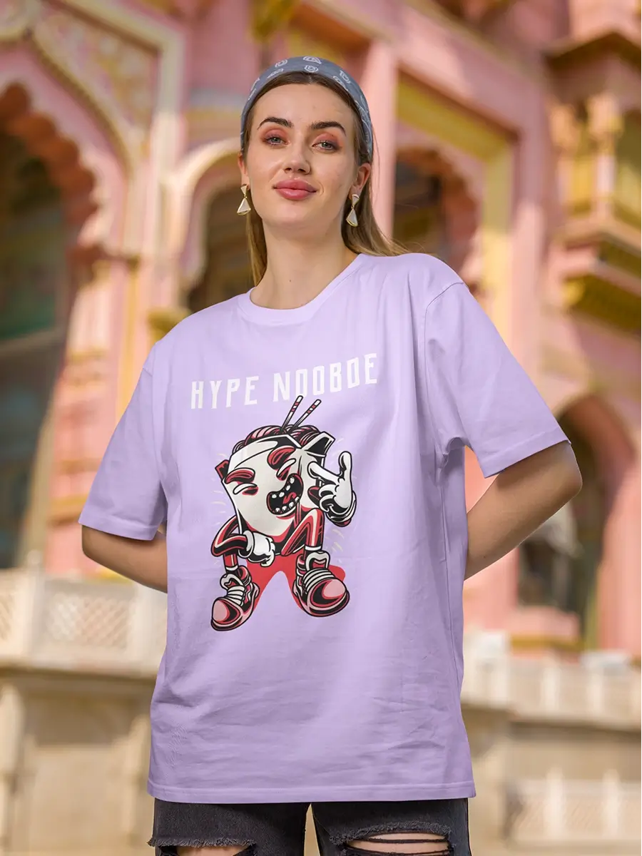 NOOBDE Hype T-Shirt, lavender, regular fit, brand graphic on model – NOOBDE